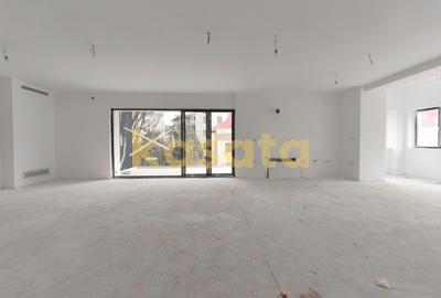 Apartament cu 4 camere semidecomandat în Herăstrău