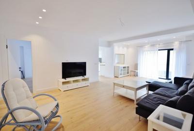 Apartament cu 3 camere semidecomandat în Victoriei