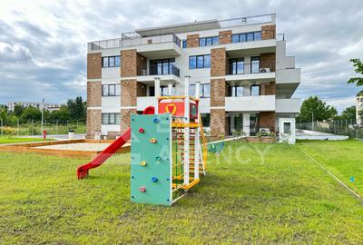 Apartament cu 3 camere semidecomandat în Sisești