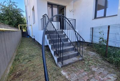 Ultimul apartament la  parter , 2 camere, curte privata ,negociabil - 10