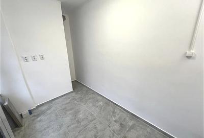 Spațiu Comercial Stradal | Vitrină de Sticlă | Zonă cu Vad | Piața Romană - 3
