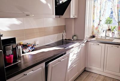 Apartament cu 3 camere decomandat în Tractorul