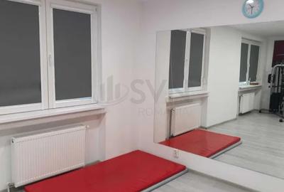 Apartament cu 3 camere semidecomandat în P-ța Victoriei