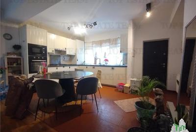 Casa spatioasa cu gradina in zona verde, cartier Green City, comuna 1 Decembrie - 2