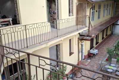 Cladire mixta cu spatii la parter si numeroase incaperi -central - 29