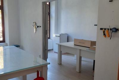 Cladire mixta cu spatii la parter si numeroase incaperi -central - 5