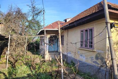 Casa batraneasca, cu toate utilitatile, locatie foarte buna - 1