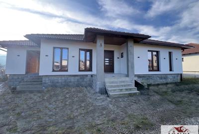 Casă individuală cu 4 camere în Șard