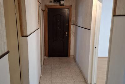 Apartament cu 3 camere decomandat în 13 Decembrie