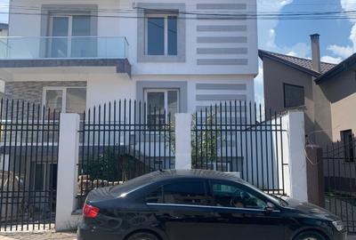 Casă individuală cu 10 camere în Sud