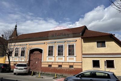 Casă / Vilă cu 10 camere de vânzare în zona Ultracentrală Râșnov - 1