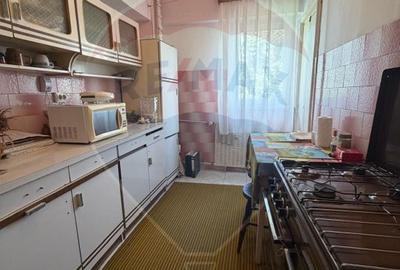 3 decomandate, Calea Bucuresti, 3/4, bloc din 1986 - 3