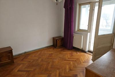 Apartament cu 3 camere decomandat, mobilat în Lipovei