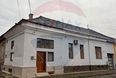 Apartament tip casa cu 4 camere de vânzare în zona Ultracentral - 1