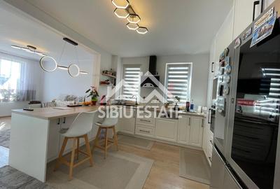 Casa cvadruplex de vanzare 4 camere, 2 locuri de parcare - 1