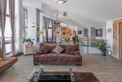 Penthouse cu 4 camere decomandat în Poiana Brașov