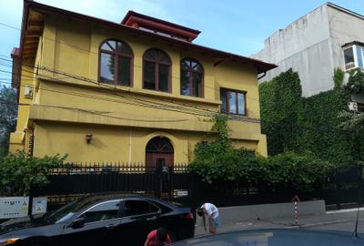 Casă individuală cu 7 camere în Moșilor