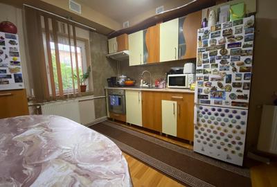 Apartament decomandat 3 camere | Etaj 3 | Complet mobilat și utilat - 1 MAI - 12
