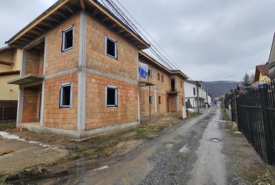 Casă cu 5 camere în Florești