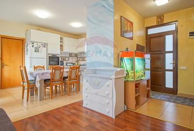 Casă / Vilă cu 4 camere de vânzare în zona Tractorul - 7