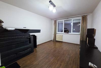 Apartament cu 3 camere decomandat, mobilat în Titan