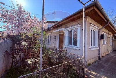 Casă de vanzare cu curte | 4 camere | Zona Gorjului | Teren generos - 2