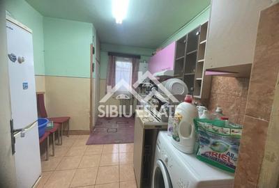 Apartament de vanzare cu 3 camere, decomandat,  2 balcoane, pivnita - 1