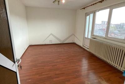 Apartament cu 3 camere decomandat în Podu Roș