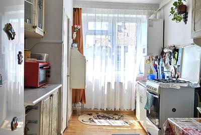 Apartament 2 camere cu boxa,etaj 4 acoperit cu pod ca spatiu de depozitare,1 Mai - 7
