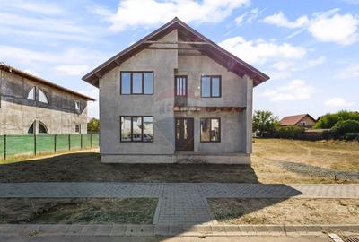 Casa  cu 5 camere Sagu - 1