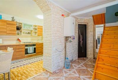 Casa spatioasa, ideala pentru 2 familii sau investitie. 2 corpuri de cladire, ga - 13