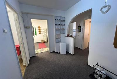 Apartament 3 camere de vanzare, zona Poli 2 etaj 1 - 3