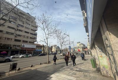 Apartament cu 3 camere semidecomandat, mobilat în Romană
