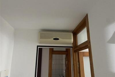 Apartament 3 camere , strada Bucegi - Policlinica 2,   etaj 1 3 , decomandat , i - 8