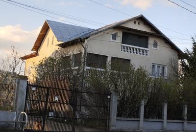 Casă individuală cu 8 camere în Frătești