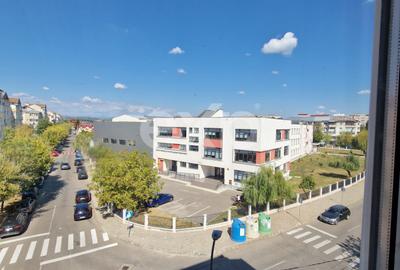 Apartament cu 3 camere decomandat, mobilat în Micro 3