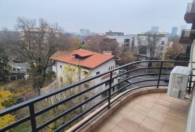 Apartament cu 4 camere semidecomandat în Primăverii