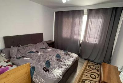 Apartament cu 3 camere semidecomandat, mobilat în Podu Roș