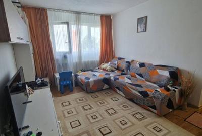 Apartament cu 3 camere semidecomandat în Baba Novac