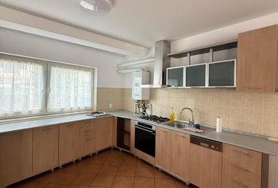 Casă cu 4 camere în Bună Ziua