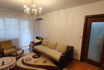 Apartament cu 3 camere decomandat în Republicii