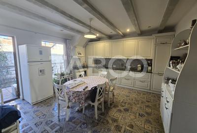 Apartament cu 4 camere decomandat, mobilat în Central
