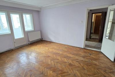 Apartament cu 3 camere semidecomandat în Mioriței