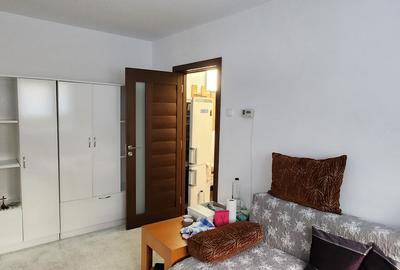 Apartament 2 camere Florilor, parter/4, semidecomandat, loc de parcare.