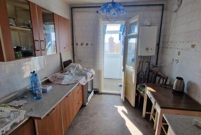 Se vinde apartament decmandat trei camere pret 75000 negociabil. - 6