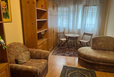 Vând apartament decomandat, 2 camere, etajul 2 / 4, Băile Herculane, zona Piață - 1