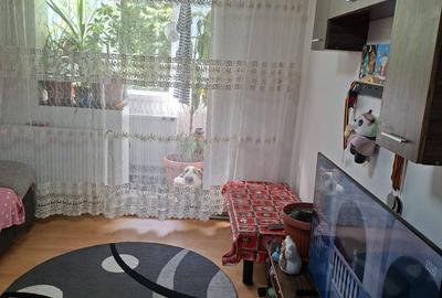 Apartament 3 camere Piața Progresul, 50 mp, centrală proprie, etaj 2/10 - 2