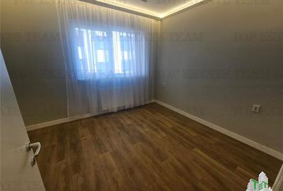 Apartament cu 3 camere decomandat în Păcii