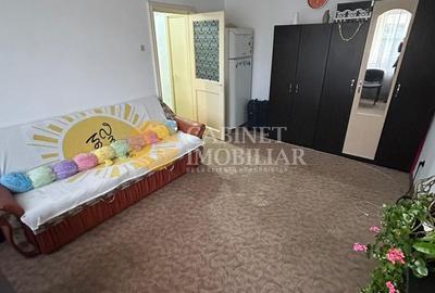 Apartament cu 3 camere semidecomandat în Podu Roș