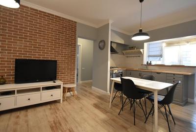 Apartament cu 3 camere semidecomandat, mobilat în Aradului